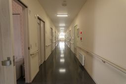 長い廊下と開いたドア