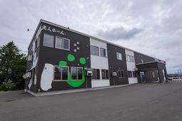 現代的な外観の建物