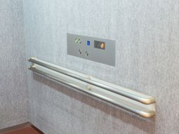 エレベーター内の手すりと操作パネル