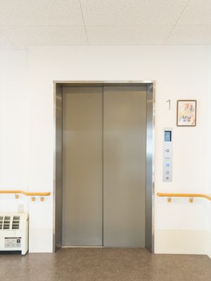 清潔な施設のエレベーター