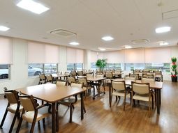 広々した明るい食堂