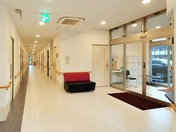 清潔な廊下と応接スペース