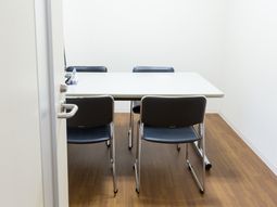 シンプルな会議室