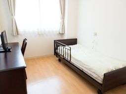 居室のベッドとデスク