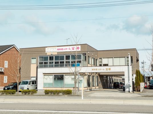 すっきりとした建物の外観