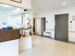 明るい空間の受付エリア