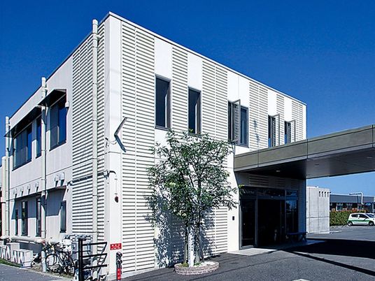 白壁のモダンな外観
