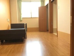 明るい木目調の居室