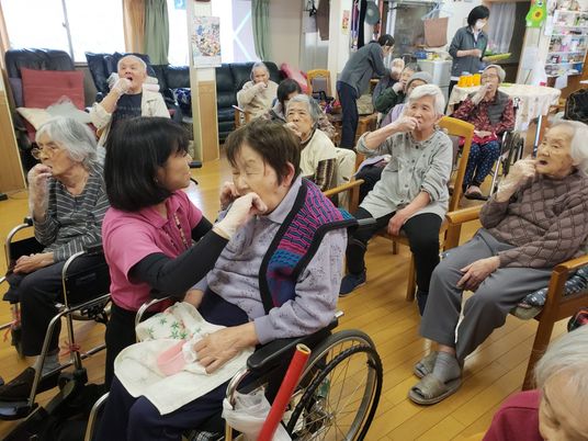 笑顔で過ごすリビング