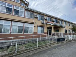 明るい外観の建物