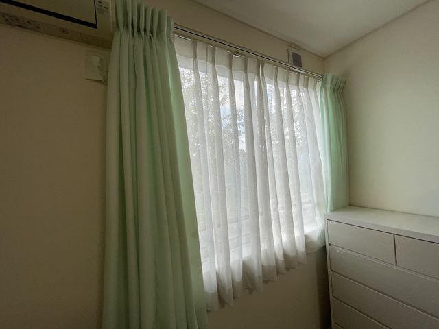 清潔感のある居室 居室 ゆったりとした明るい居室です。大きな窓から自然光が差し込み、穏やかな時間を過ごせそうです。
