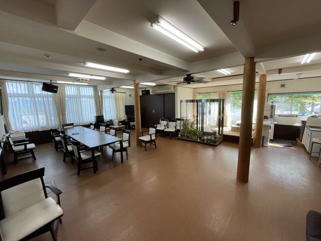 ゆとりある共用空間 食堂 広々とした食堂は、明るく開放的な雰囲気で、ゆったりとしたお食事の時間を過ごせる空間です。