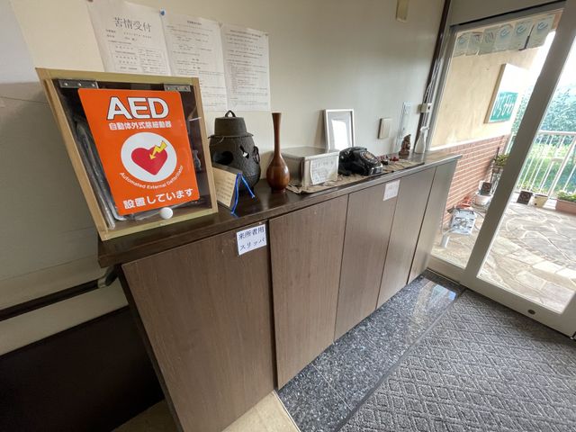 安心のAED完備フロント フロント 広々とした受付カウンターが設置され、AEDの準備も整っており、ご安心いただける環境です。