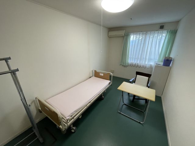 居心地の良い居室 居室 ゆったりとしたシングルベッドと、快適な読書や書き物ができるデスクが備わった落ち着いた雰囲気のお部屋です。