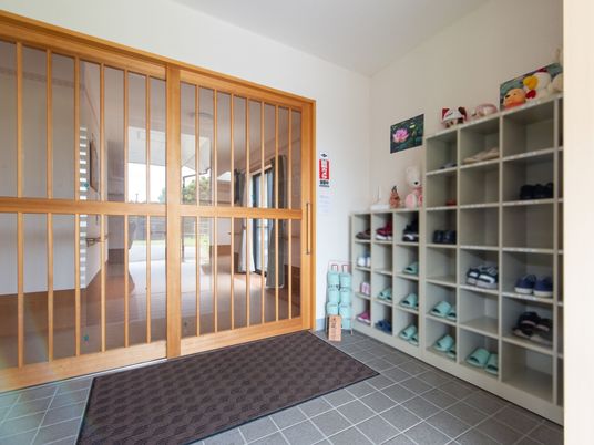 明るいエントランスの靴棚