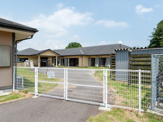 庭付き一階建て施設の外観