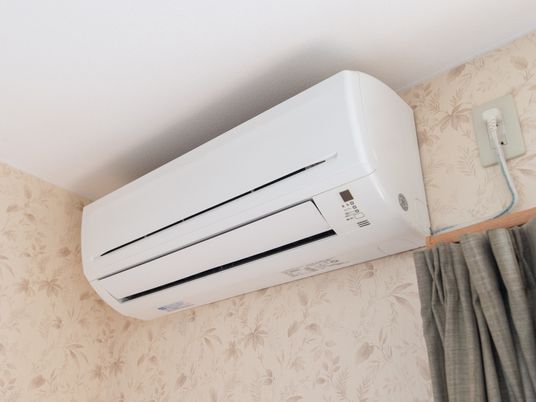 壁掛けエアコンのある部屋