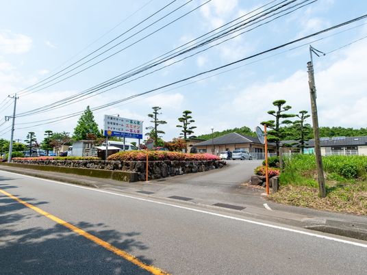 青空の下の施設外観