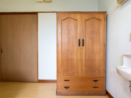 落ち着く木製家具の居室