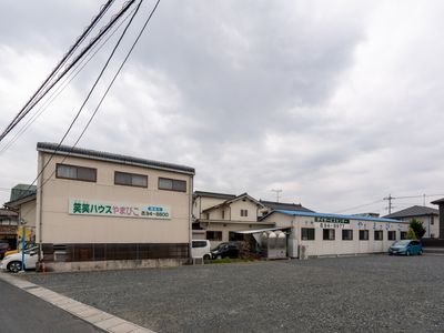 看板がある建物外観