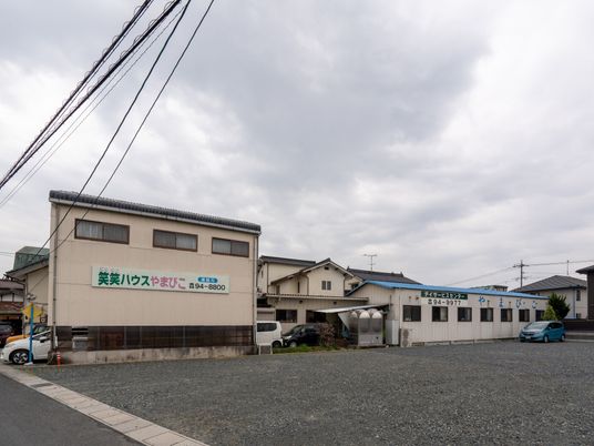 看板がある建物外観