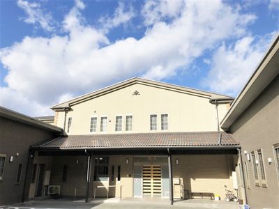 明るい日差しのエントランス