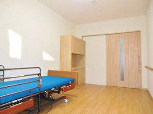 シンプルな居室の様子