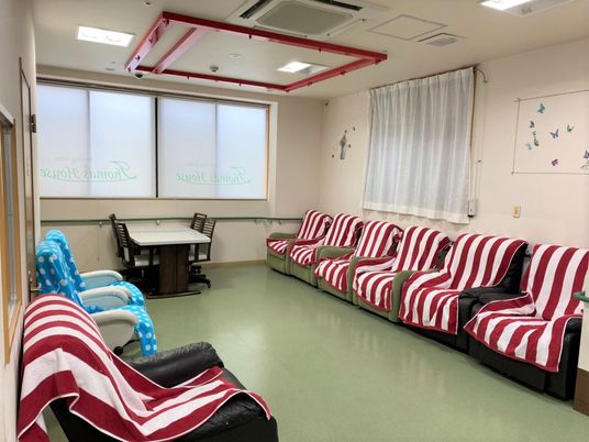 多様な椅子がある休憩室