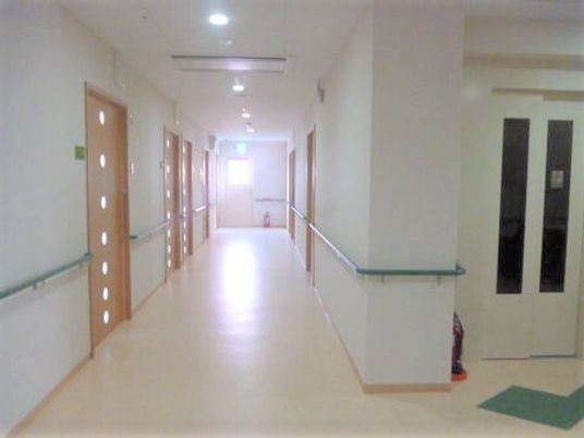 明るく清潔な廊下