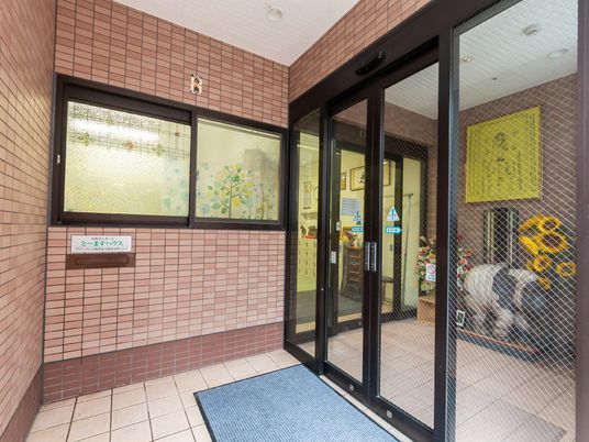玄関と案内板のある入口