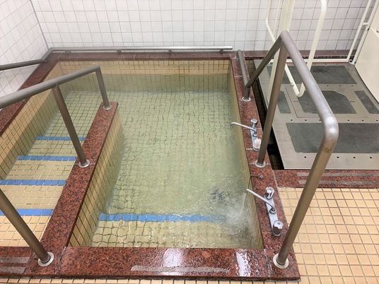 手すり付きの浴槽
