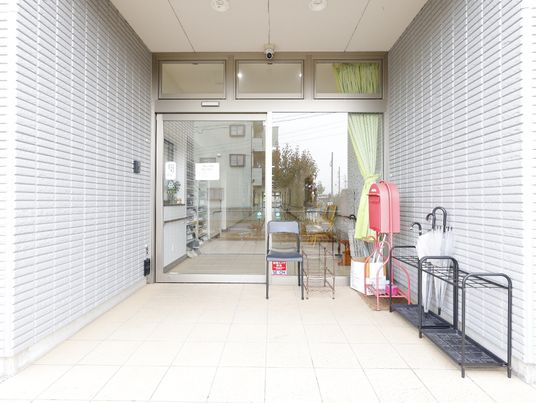 入口の明るいエントランス