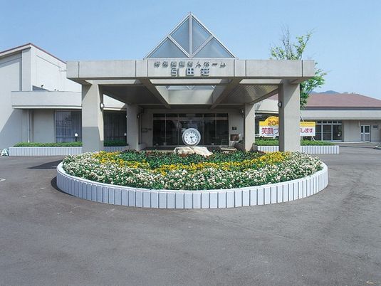 花壇のある正面玄関  