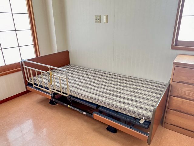 居心地の良い居室 居室 広々とした居室は、快適な生活をサポートします。窓から自然光が入り、明るい空間が広がります。