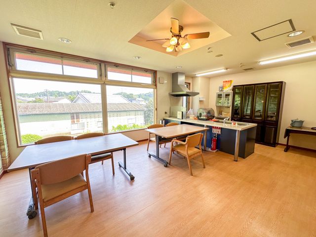 居心地の良い食堂 食堂 ゆったりとした食堂では、窓から自然光が差し込み、暖かい雰囲気の中での食事が楽しめます。