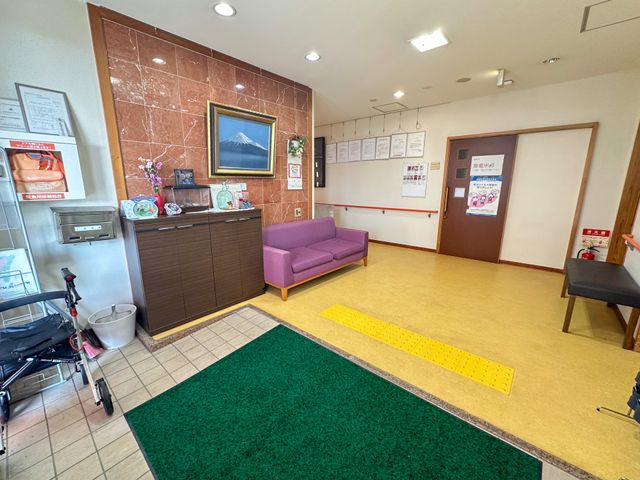 温かみのあるエントランス エントランス 広々としたエントランスは、訪れる方を優しく迎えます。安全のための手すりが配植され、心地よい空間を提供しています。