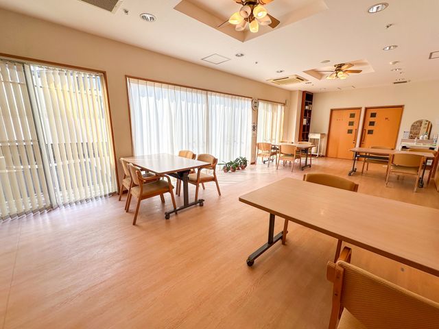 ゆったりした食堂空間 ダイニングルーム 広々としたダイニングルームは、陽光が差し込む明るい雰囲気です。木製のテーブルが置かれ、親しみやすい空間が広がっています。