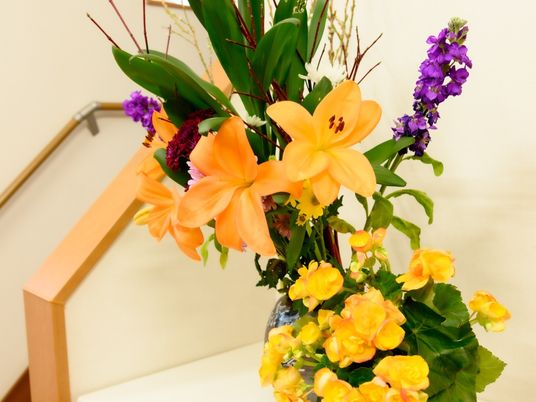 色鮮やかな花と手すり