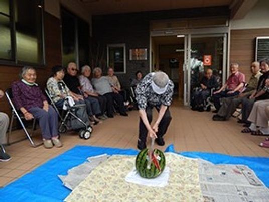 スイカ割りする中庭