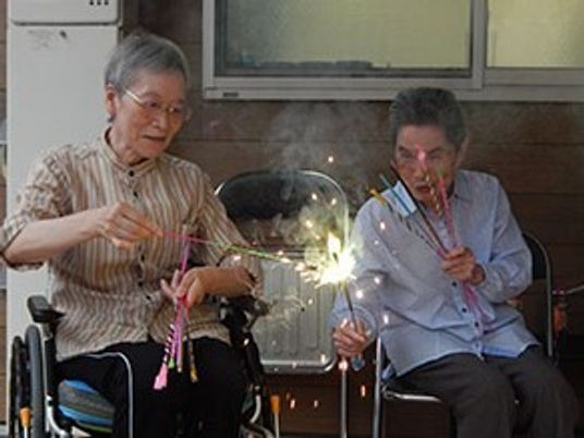 高齢者が花火を楽しむ様子