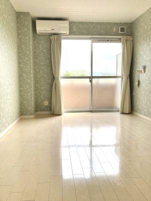 明るい居室の一角