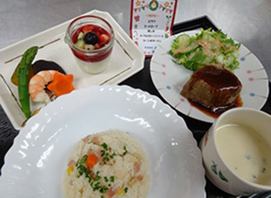 盛り付けされた食事