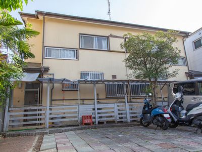 バイクが停まる建物外観