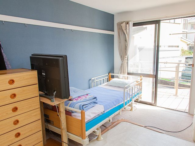 青い壁の居室 居室 広い窓から自然光が差し込む居室です。静かで落ち着いた空間で、リラックスして過ごせます。