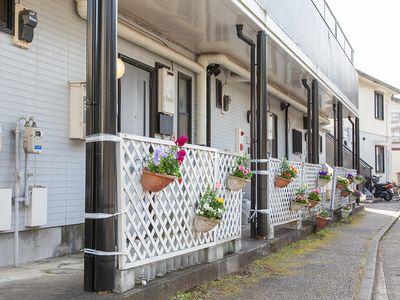 花が飾られた建物の外観