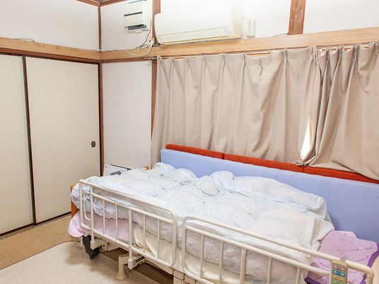 落ち着いた部屋の居室