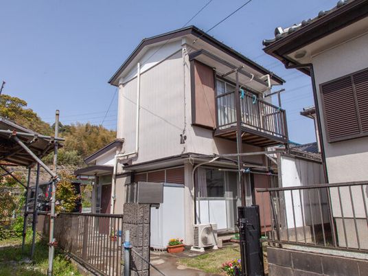 落ち着いた外観の住宅