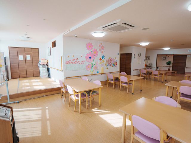 広々とした日溜まりの食堂