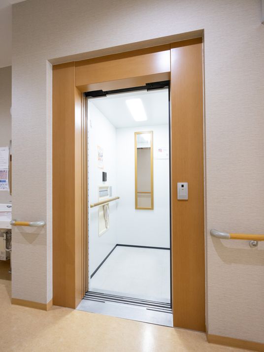 広々としたエレベーター