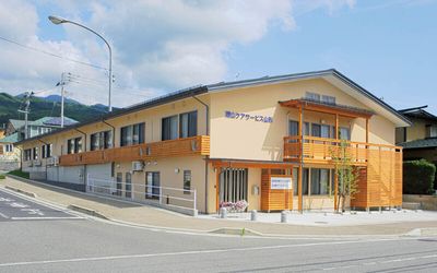 茶色の建物外観